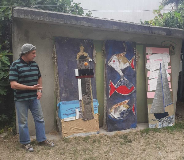 Николай Русев с изработените пава от непотребни материали (траш арт). Снимка: © Димитър Щерев
