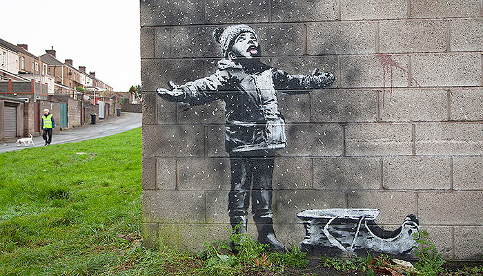 Банкси - рисунка върху стената на гараж в Порт Толбът, Уелс © www.banksy.co.uk
