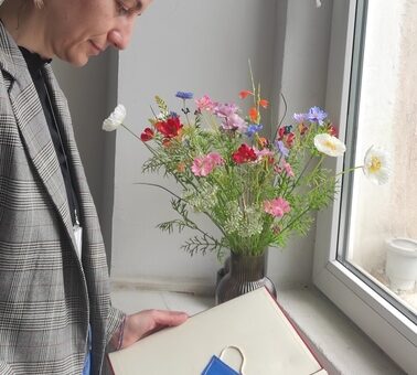 Емилияна Димитрова, младши експерт от Държавен архив Варна, показва поздравителен адрес до капитан Георги Георгиев.