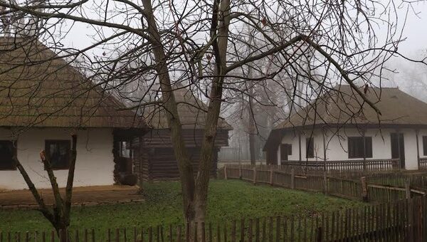 Къщи в Музея на селото „Димитрие Густи“ в Букурещ. © Миглена Бобева