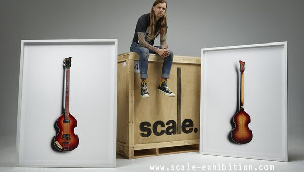 Кейн Хибърд с китара, на която е свирил Пол Маккартни. © www.scale-exhibition.com